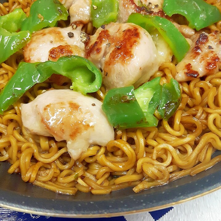 ソース焼きそばの袋麺アレンジ 鶏もも肉 ピーマン レシピ 作り方 By Acchan66 楽天レシピ ソース焼きそばの袋麺アレンジ 鶏もも肉 ピーマン レシピ 作り方 By Acchan66 楽天レシピ